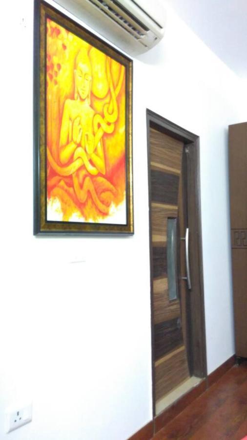 Moydom & Cosy Private 1 Bhk Opp Nfc Market New Delhi